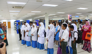 Lawatan Pelajar Sekolah Menengah Kebangsaan Cenderawasih ke Perpustakaan UMP Gambang (1 Ogos 2018) 