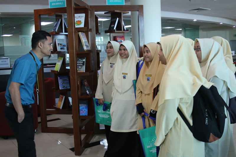 Lawatan dan Kursus Kepimpinan Pengawas Perpustakaan SMK LKTP Chini ( 21 Februari )