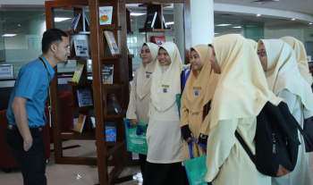 Lawatan dan Kursus Kepimpinan Pengawas Perpustakaan SMK LKTP Chini ( 21 Februari )