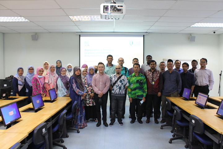 E book training focus engineering oleh Dr. Benny Ang, bertempat di Makmal Komputer Perpustakaan UMP Gambang